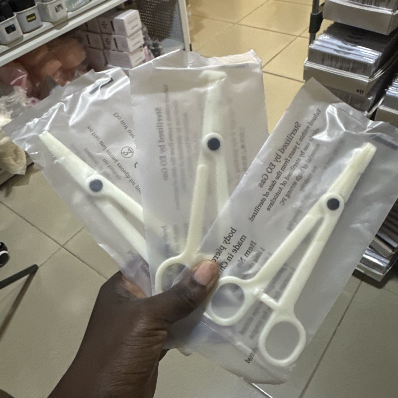 Plastic piercing forceps